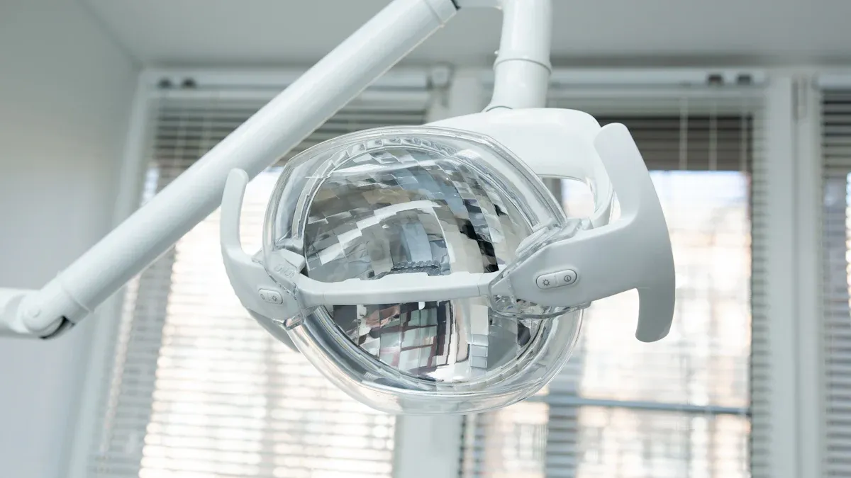 Bistveni nasveti za vzdrževanje in čiščenje medicinske opreme za razsvetljavo