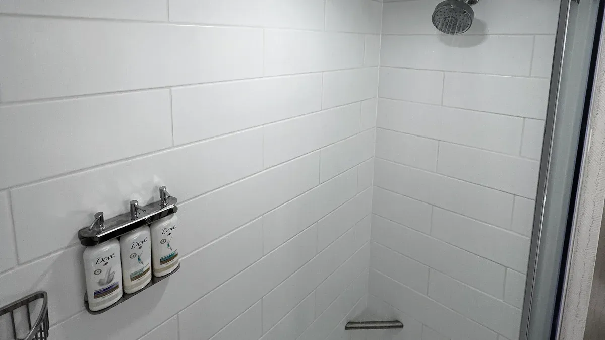 Kje je najpogosteje nameščena vodotesna linearna razsvetljava