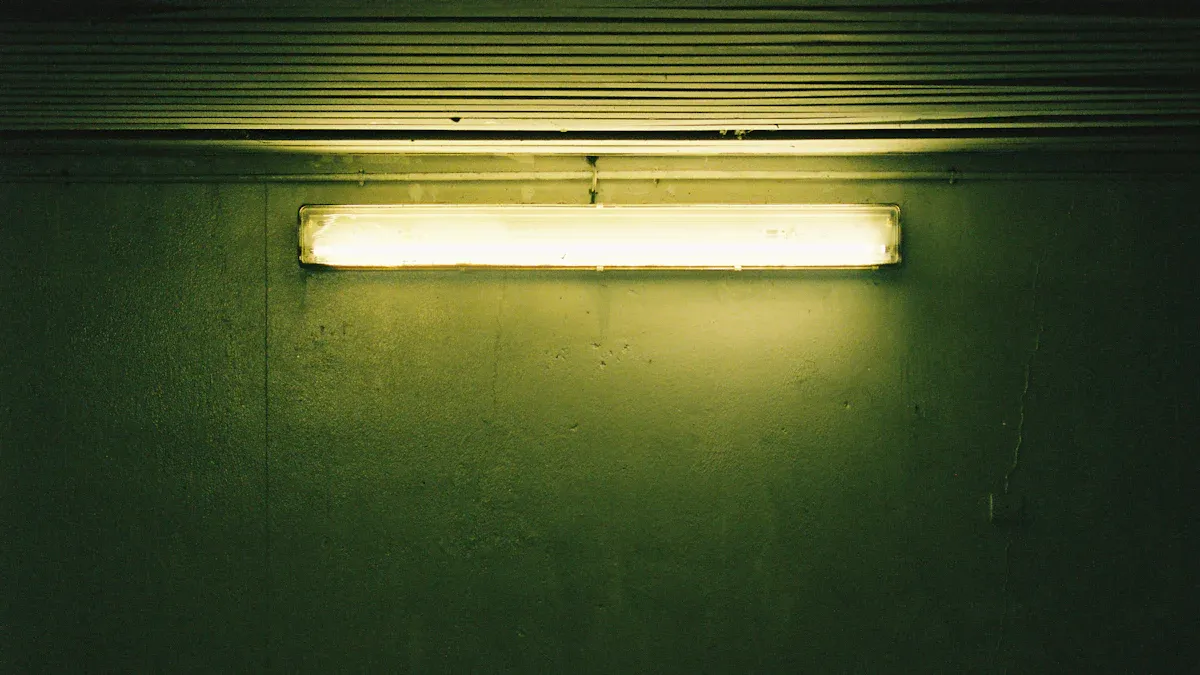 Ključne razlike med Batman B1 LED Batten Light in fluorescentnimi cevmi